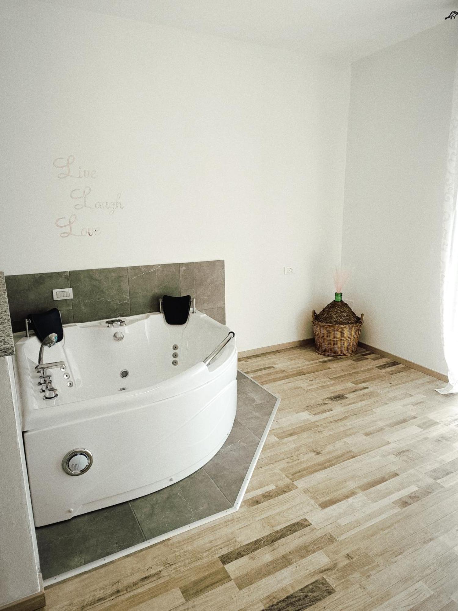 Dudi Jolie Maison - Jacuzzi Lezzeno Exterior foto
